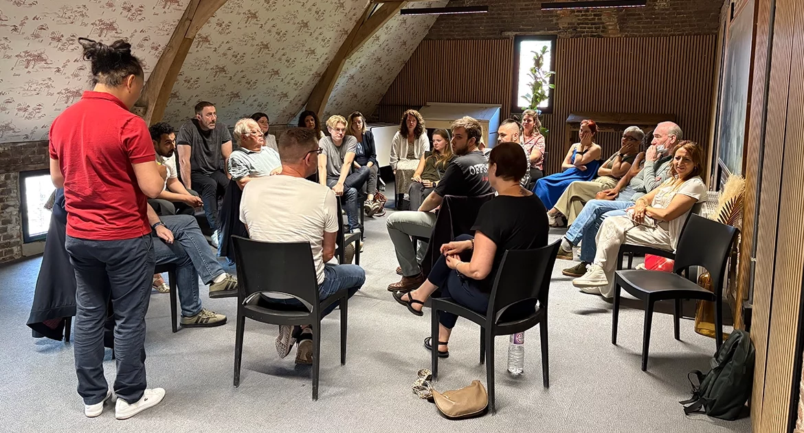 Rassemblement d'un groupe de personnes qui discutent