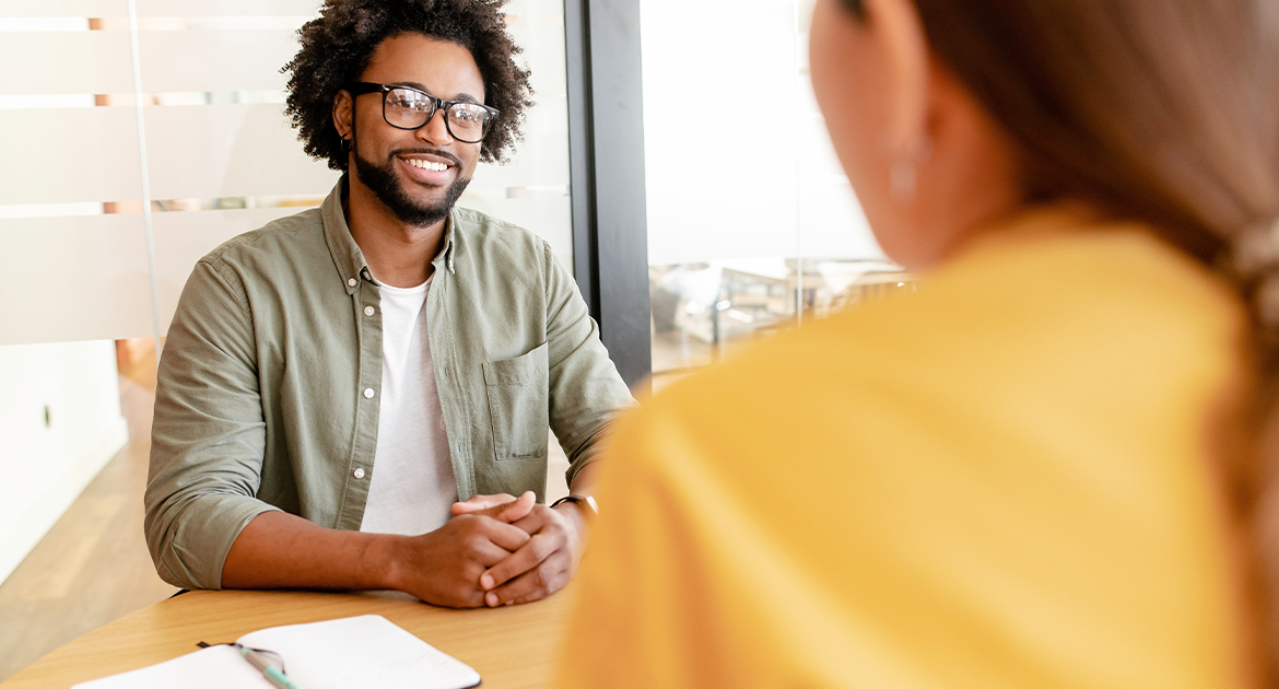 Entretien entre un jeune et un accompagnant